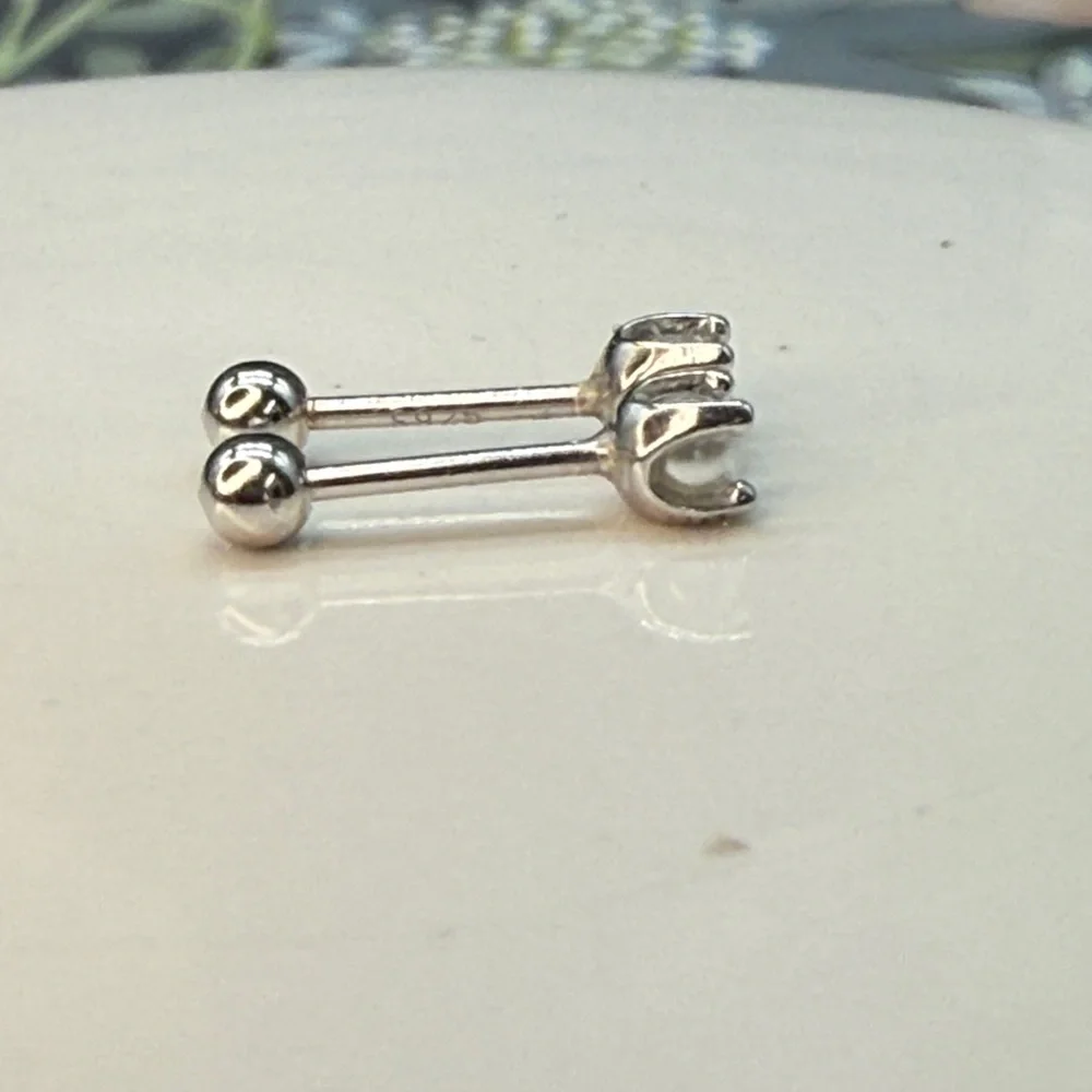 ⭐️🌸Sterling silver 20g 3mm pearl silver screw back earrings nwot - Picture 5 of 9